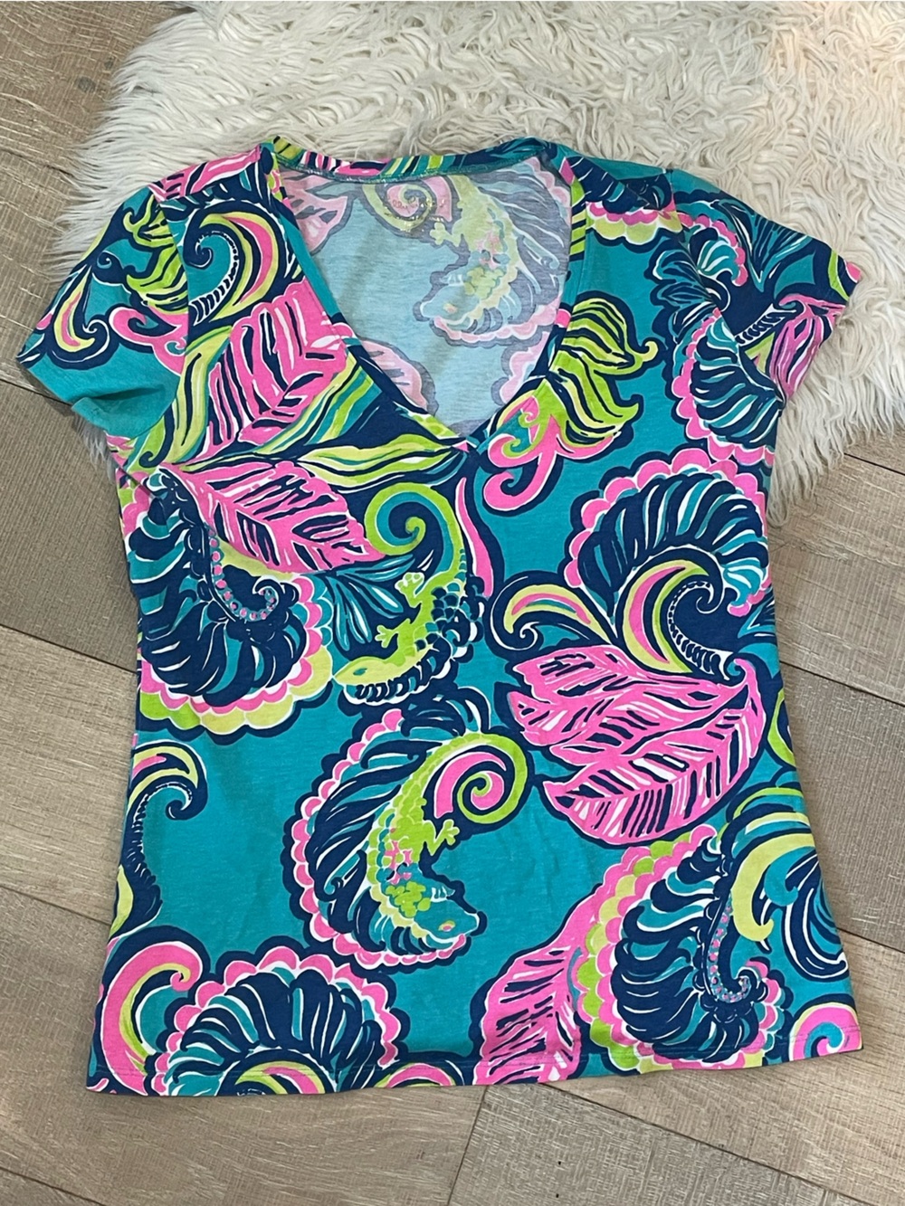 Lilly Pulitzer Signature Floral Print Cotton V-Neck (M)